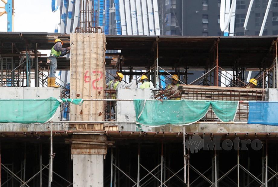 PEKERJA binaan warga asing bekerja ketika tinjauan tapak pembinaan sekitar Kuala Lumpur. FOTO Mohamad Shahril Badri Saali