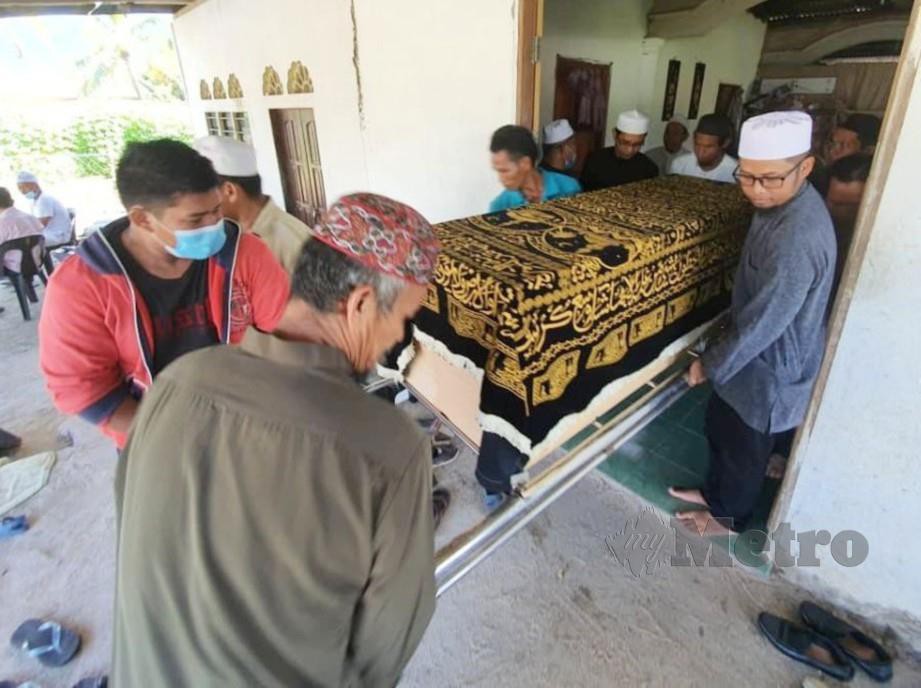 JENAZAH Nur Nazihah Mohd Sabri maut disengat tebuan dibawa ke tanah perkuburan Islam Felda Kerteh 4 & 5 untuk dikebumikan. FOTO Rosli Ilham
