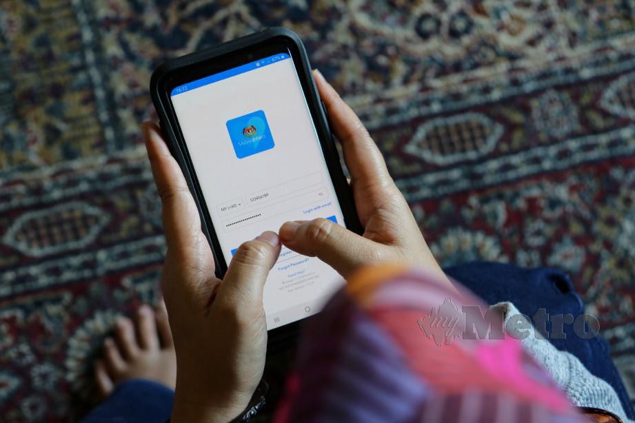 ERME Harlini Zulkifli 36, memuat turun aplikasi MySejahtera selepas kerajaan mengumumkan akan mengkreditkan RM50 ke dalam akaun e-dompet individu yang menggunakan aplikasi itu. FOTOAizuddin Saad