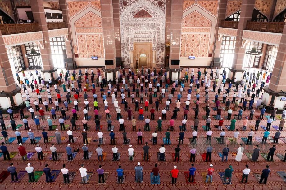 JEMAAH menunaikan solat Jumaat mengikut SOP MKN di Masjid Putra, Putrajaya. Masjid Putra menerima 1,600 jemaah yang mempunyai kod QR selepas membuat permohonan secara dalam talian. FOTO Luqman Hakim Zubir