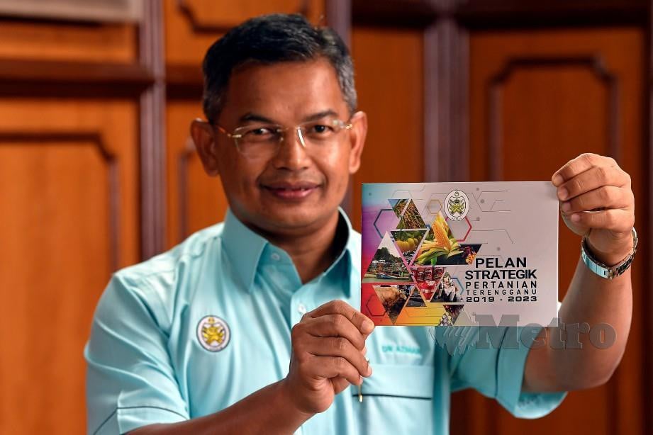 AZMAN menunjukkan buku Pelan Strategik Pertanian Terengganu 2019- 2023. FOTO Bernama