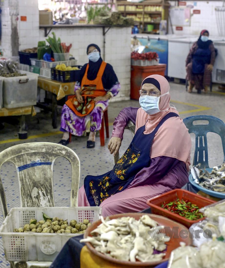 PENIAGA  menunggu pelanggan di Pasar Besar Kuantan. FOTO Farizul Hafiz Awang