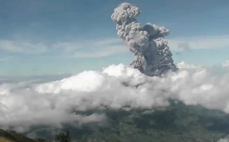 GAMBAR menunjukkan Gunung Merapi sedang meletus. FOTO AFP.