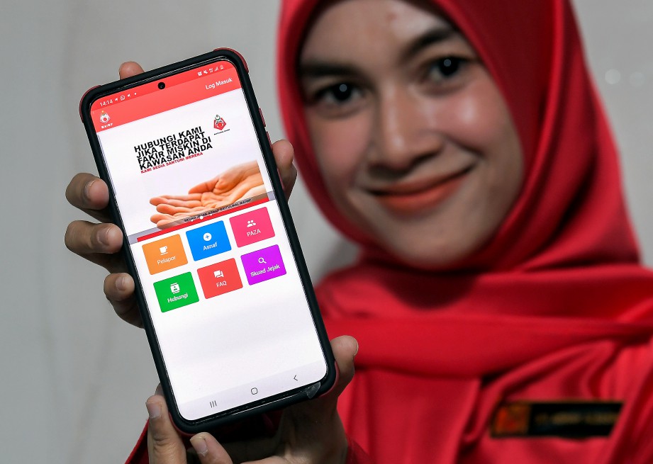 PENOLONG Pengawai Hal Ehwal Islam Bahagian Baitulmal MAIWP Siti Aishah Albasri menunjukkan aplikasi MOJA. FOTO Bernama
