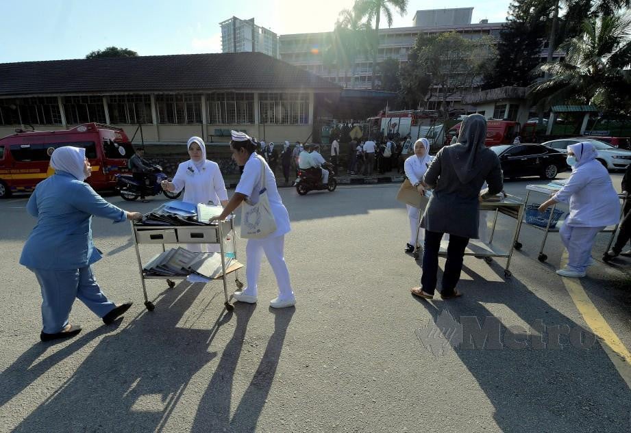 BEBERAPA jururawat memindahkan dokumen pesakit dari wad perubatan perempuan 1 yang terbakar di Hospital Sultanah Aminah (HSA) Johor Bahru, semalam. FOTO Bernama