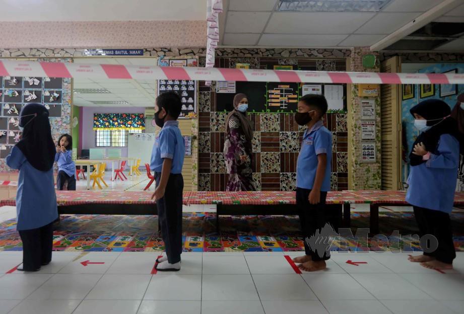Suasana hari pertama murid tabika di Klang ketika memulakan sesi pembelajaran dalam keadaan normal baharu. FOTO MUHD ASYRAF SAWAL