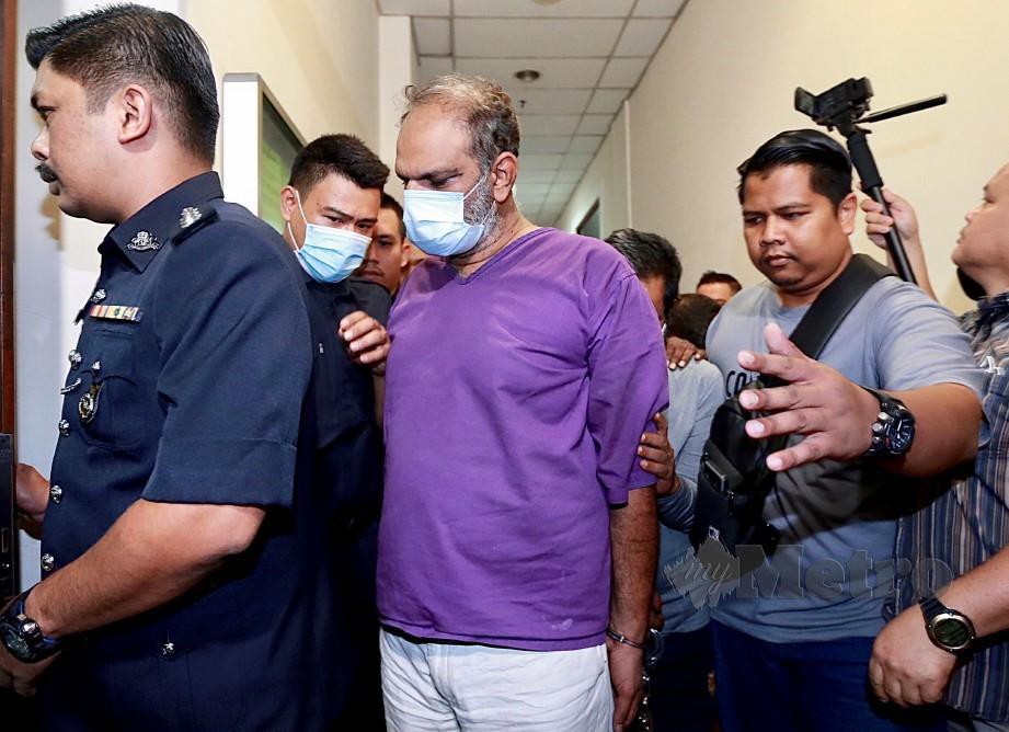 SEBAHAGIAN dari enam individu  yang dibawa ke Mahkamah Majistret Petaling Jaya, hari ini. FOTO  Fathil Asri.