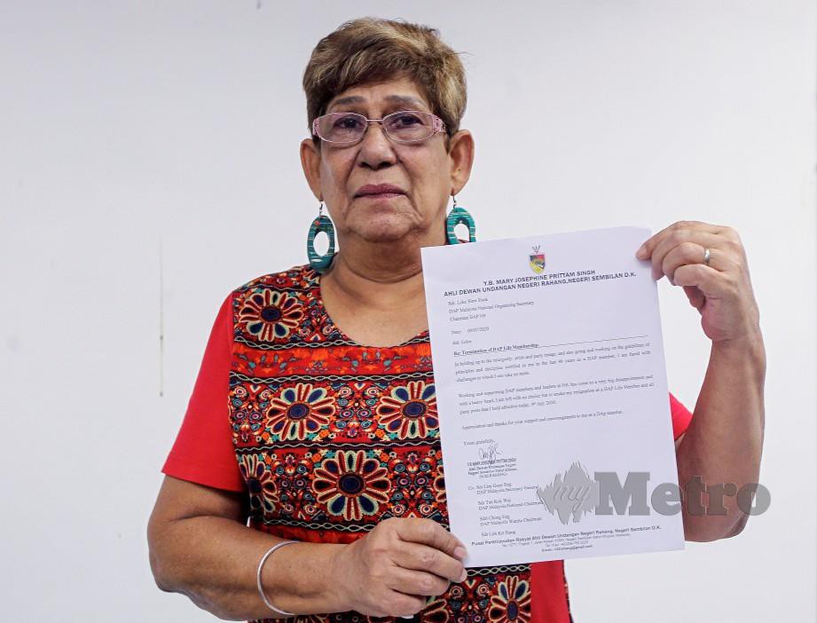 MARY menunjukkan surat peletakan jawatan sebagai ahli DAP. FOTO Azrul Edham Mohd Aminuddin