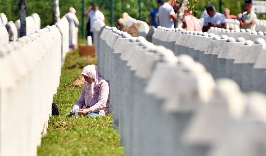 WANITA Islam Bosnia, yang terselamat dari kejadian pembunuhan beramai-ramai di 