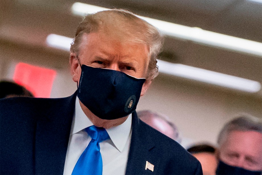 DONALD Trump memakai pelitup muka ketika melawat Hospital Tentera Walter Reed di Bethesda, Maryland. FOTO AFP