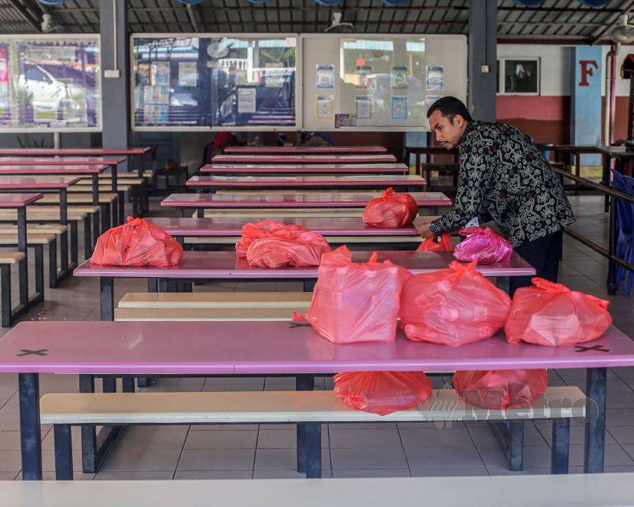 GURU memeriksa makanan yang dipesan murid  SK Telok Menegon, Klang . FOTO Osman Adnan