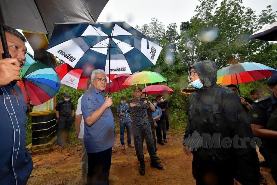 HAMZAH melawat Pos Sempadan (Subtek) yang menghubungkan antara Malaysia dengan Indonesia di Telok Melano. FOTO Bernama
