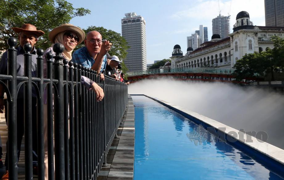 NANCY (dua, kiri) dan Datuk Bandar Kuala Lumpur, Datuk Nor Hisham Ahmad Dahlan, melawat River of Life. FOTO Mohamad Shahril Badri Saali