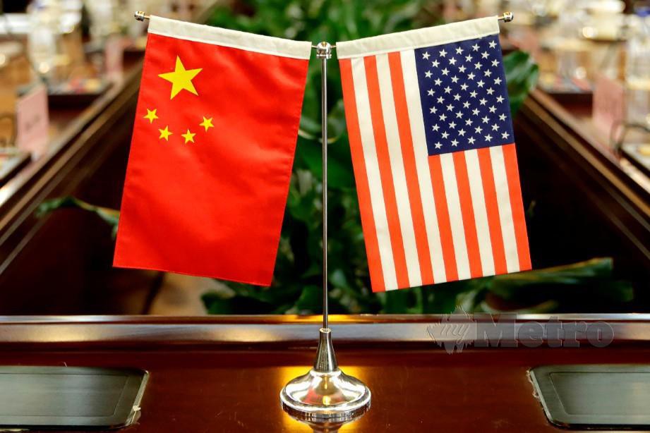 BENDERA AS dan China menjelang mesyuarat di Beijing pada 2017. FOTO AFP