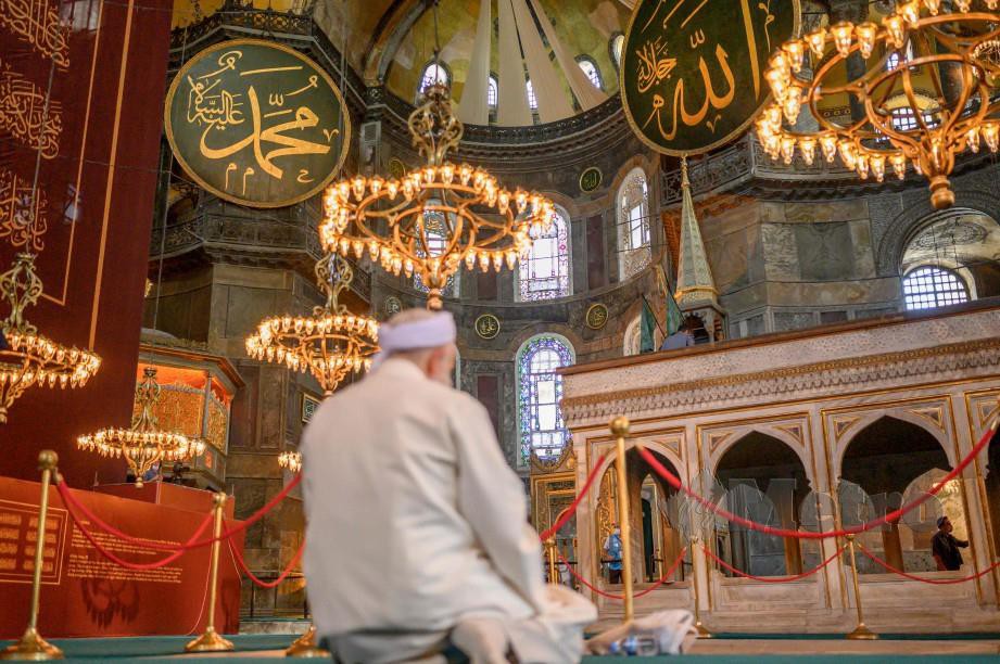 Umat Islam menunaikan solat di Masjid Hagia Sophia pada 24 Julai 2020. FOTO AFP