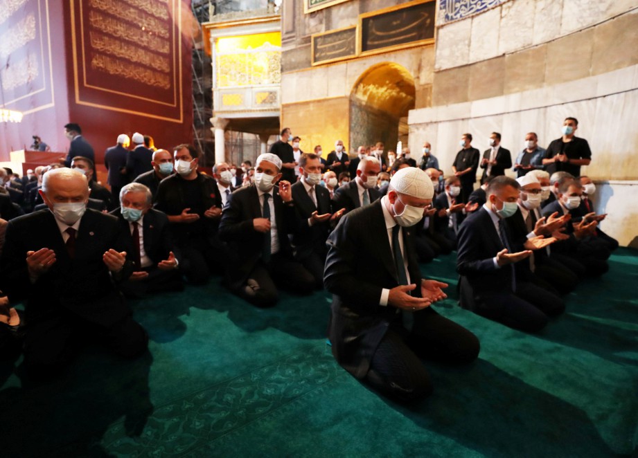 Presiden Turki, Recep Tayyip Erdogan (tengah) menyertai ribuan umat Islam menunaikan solat pertama di Hagia Sophia selepas ia dijadikan masjid semula. FOTO TURKISH PRESIDENTIAL PRESS SERVICE / AFP