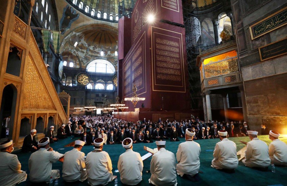 Presiden Turki, Recep Tayyip Erdogan menyertai ribuan umat Islam menunaikan solat pertama di Hagia Sophia selepas ia dijadikan masjid semula. FOTO TURKISH PRESIDENTIAL PRESS SERVICE / AFP