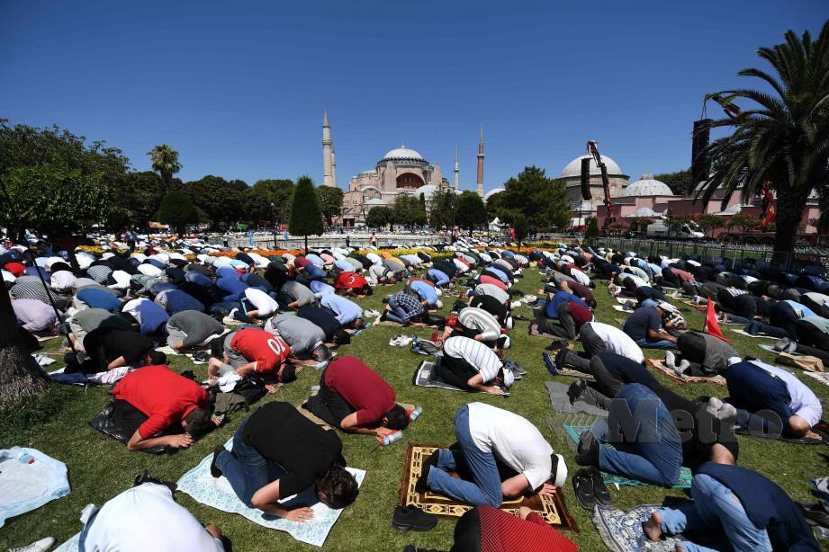 Jemaah menunaikan solat Jumaat di perkarangan Hagia Sophia. FOTO AFP