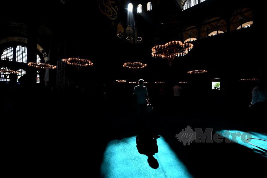 LELAKI melawat Hagia Sophia selepas ia dijadikan semula sebagai masjid. FOTO AFP