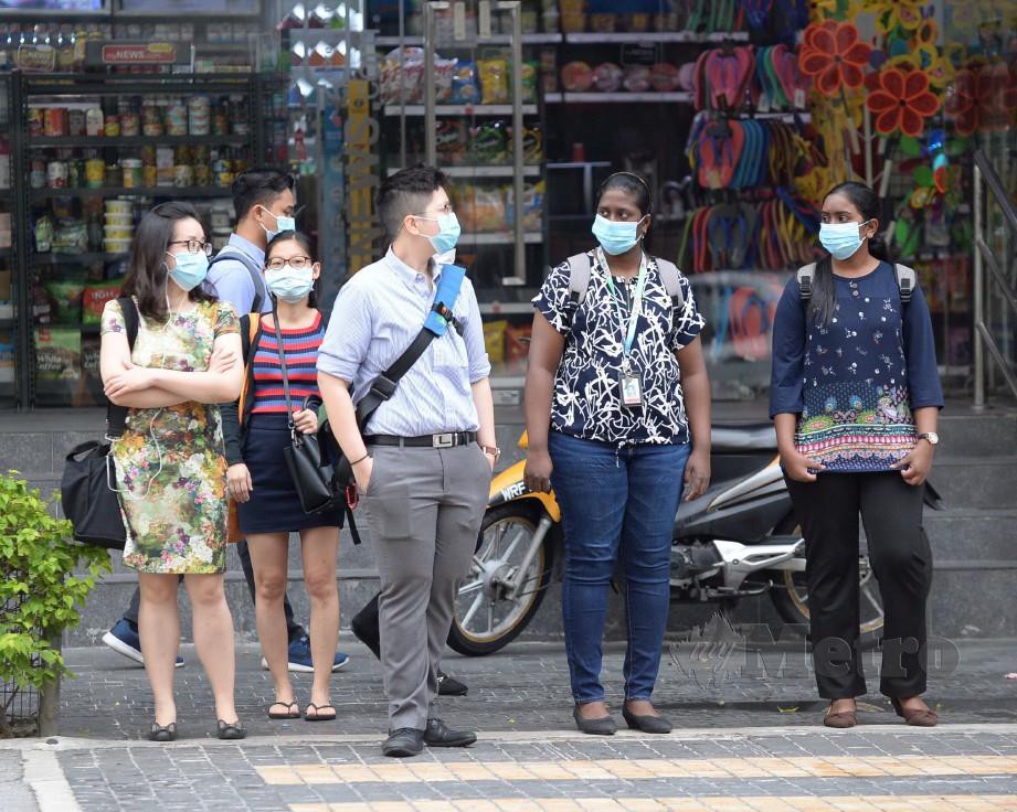 ORANG awam wajib memakai pelitup muka bermula 1 Ogos di tempat awam. FOTO arkib NSTP
