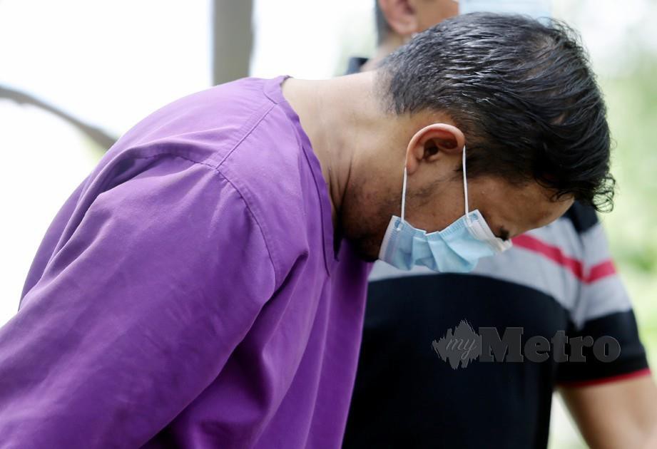 SUSPEK yang dipercayai membunuh isterinya dibawa ke lombong di Taman Putra Perdana, Sepang bagi membantu mencari telefon bimbit yang dibuang. FOTO Mohd Fadli Hamzah.
