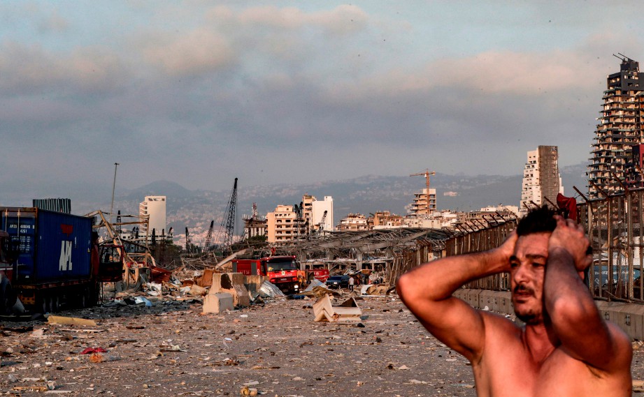 REAKSI lelaki di lokasi letupan di pelabuhan Beirut, Lubnan. FOTO AFP