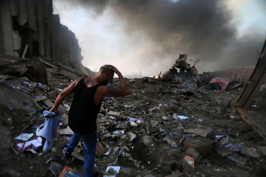 LOKASI letupan di pelabuhan di Beirut. FOTO AFP