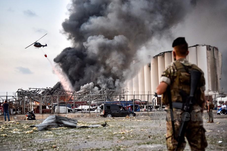 ANGGOTA Tentera Lubnan di lokasi letupan pelabuhan. FOTO AFP