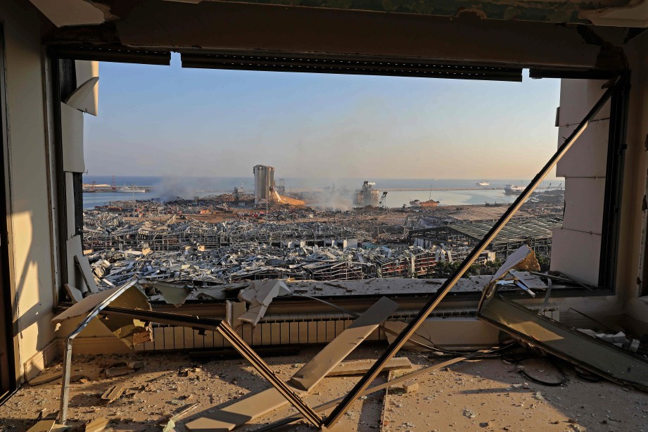PEMANDANGAN kemusnahan akibat letupan di pelabuhan Beirut. Pasukan Penyelamat bekerja sepanjang malam susulan letupan itu. FOTO AFP