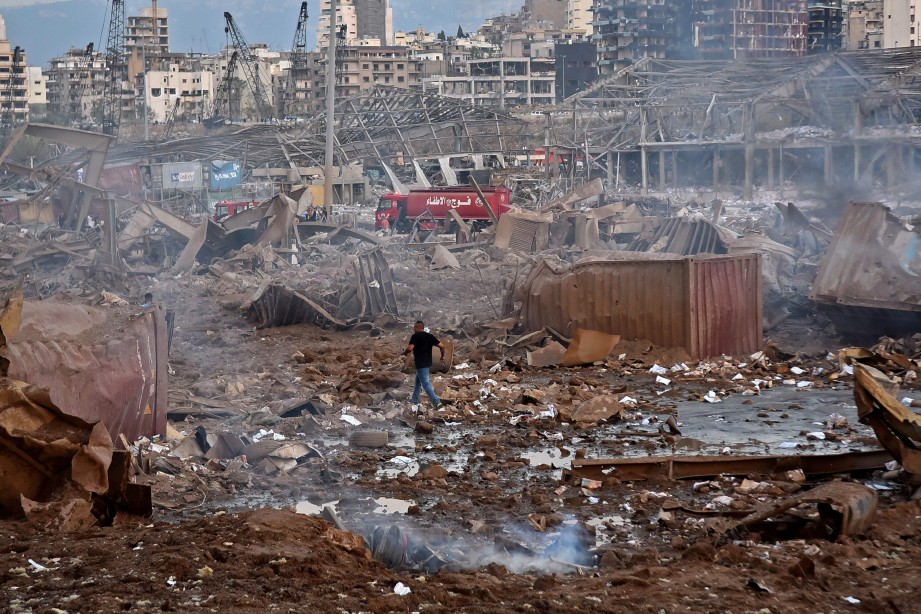 ANTARA lokasi terjejas akibat letupan di pelabuhan Beirut. Media Lubnan melaporkan terdapat mangsa terperangkap bawah runtuhan bangunan susulan letupan itu. FOTO AFP