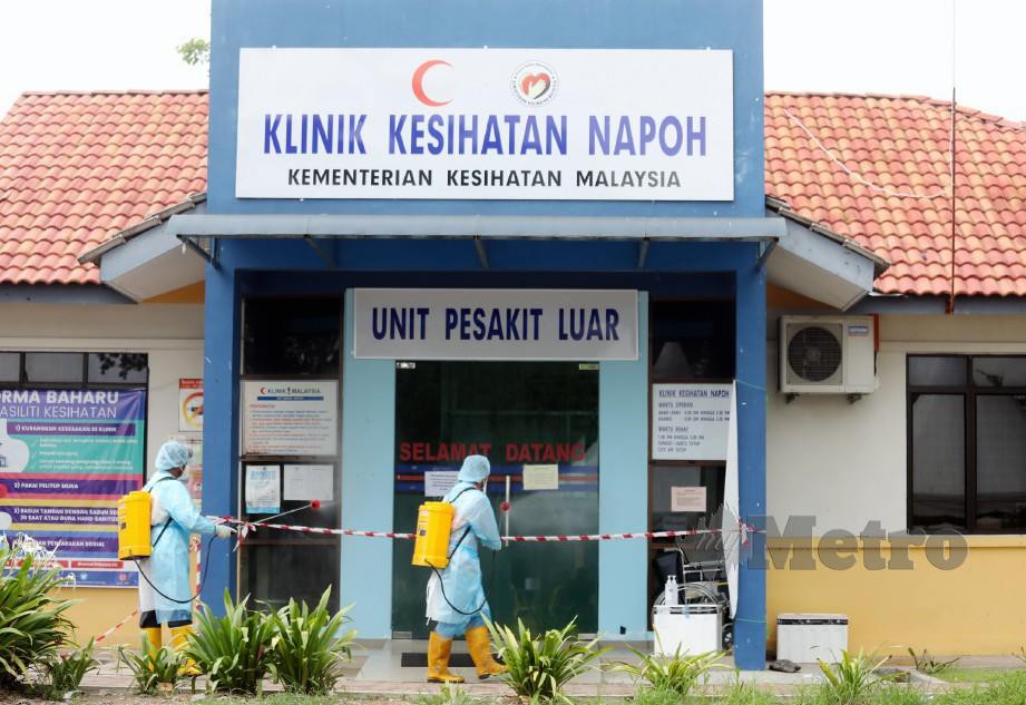 KAKITANGAN Kementerian Kesihatan Malaysia (KKM) melakukan proses sanitasi, 6 Ogos lalu di Klinik Kesihatan Napoh yang menjadi pusat saringan Covid-19  bagi membendung  penularan wabak dikaitkan dengan kluster Sivagangga. FOTO Amran Hamid