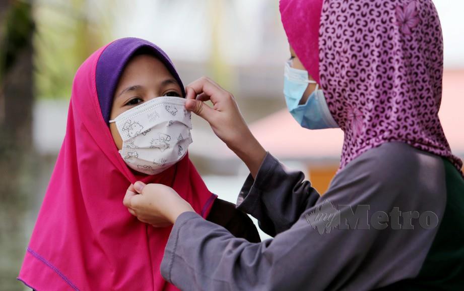 KANAK-KANAK memakai pelitup muka ketika PKPP di Kuala Lumpur. FOTO Aswadi Alias