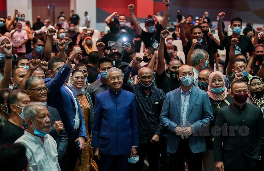 DR Mahathir (tengah) bergambar bersama sebahagian penyokong yang hadir. FOTO Bernama