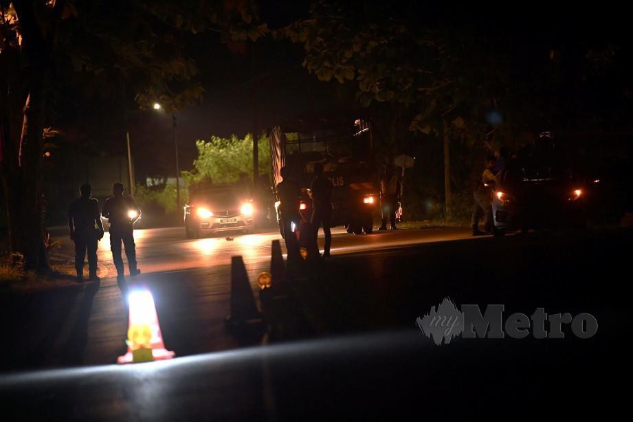 ANGGOTA polis melakukan sekatan jalan raya di Daerah Sanglang, malam tadi. FOTO Bernama