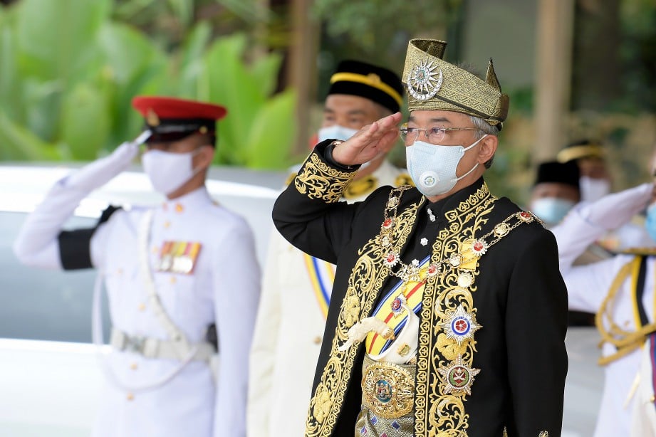 AL-Sultan Abdullah berkenan memberi tabik hormat kepada Batalion Pertama Rejimen Askar Melayu Diraja. FOTO Bernama.