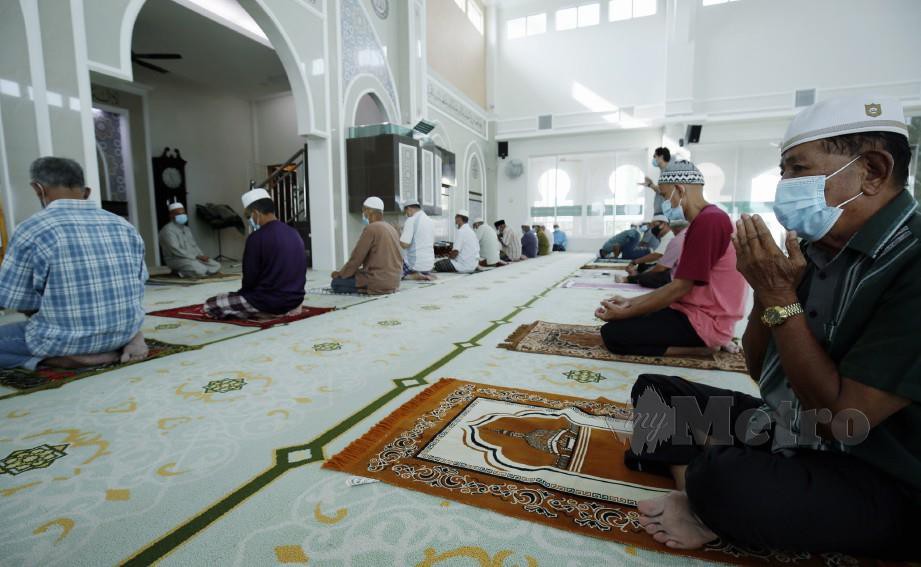 ANTARA jemaah yang menunaikan solat Asar di Masjid Al- Barakah, Kampung Jelempok, Arau. 