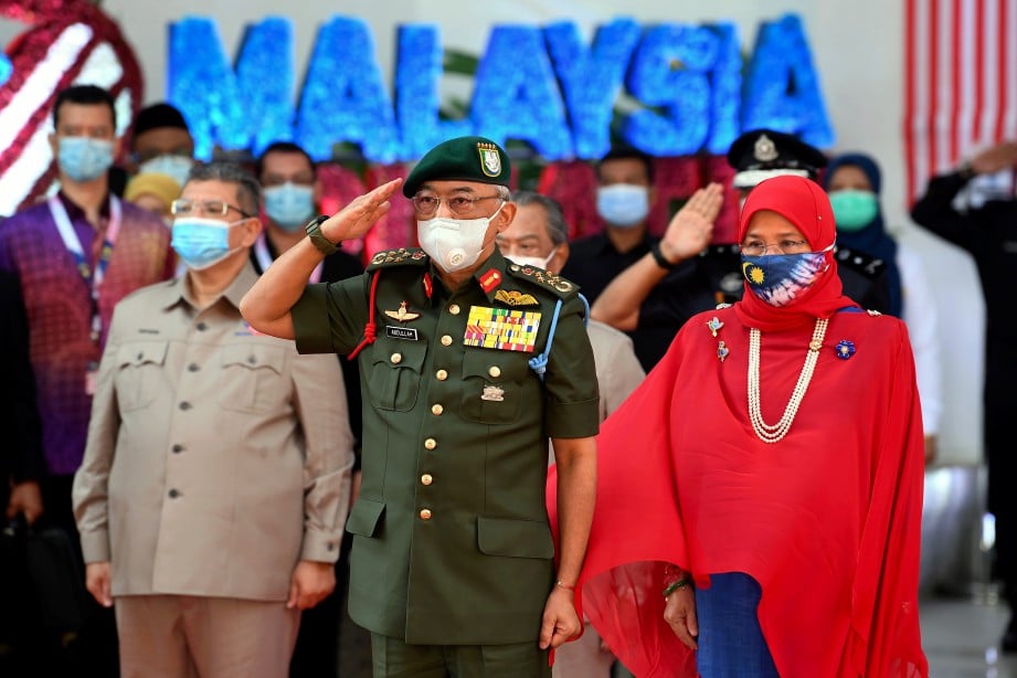 AL-Sultan Abdullah memberi tabik hormat kepada Pasukan Pancaragam Pusat Polis Diraja Malaysia pada sambutan Hari Kebangsaan 2020. FOTO BERNAMA.