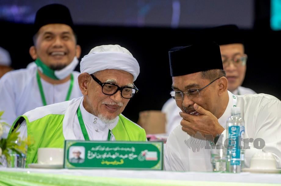 ABDUL Hadi (kiri) bersama Setiausaha Agung PAS Datuk Takiyuddin Hassan (kanan) selepas menyampaikan ucapan perasmian Muktamar Tahunan PAS ke-66. FOTO Bernama.