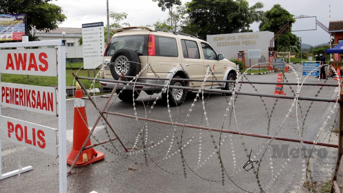 KENDERAAN Kementerian Kesihatan Malaysia melepasi sekatan jalan raya (SJR) di pintu masuk Kompleks Penjara Seberang Perai pada hari pertama PKPD. FOTO Danial Saad