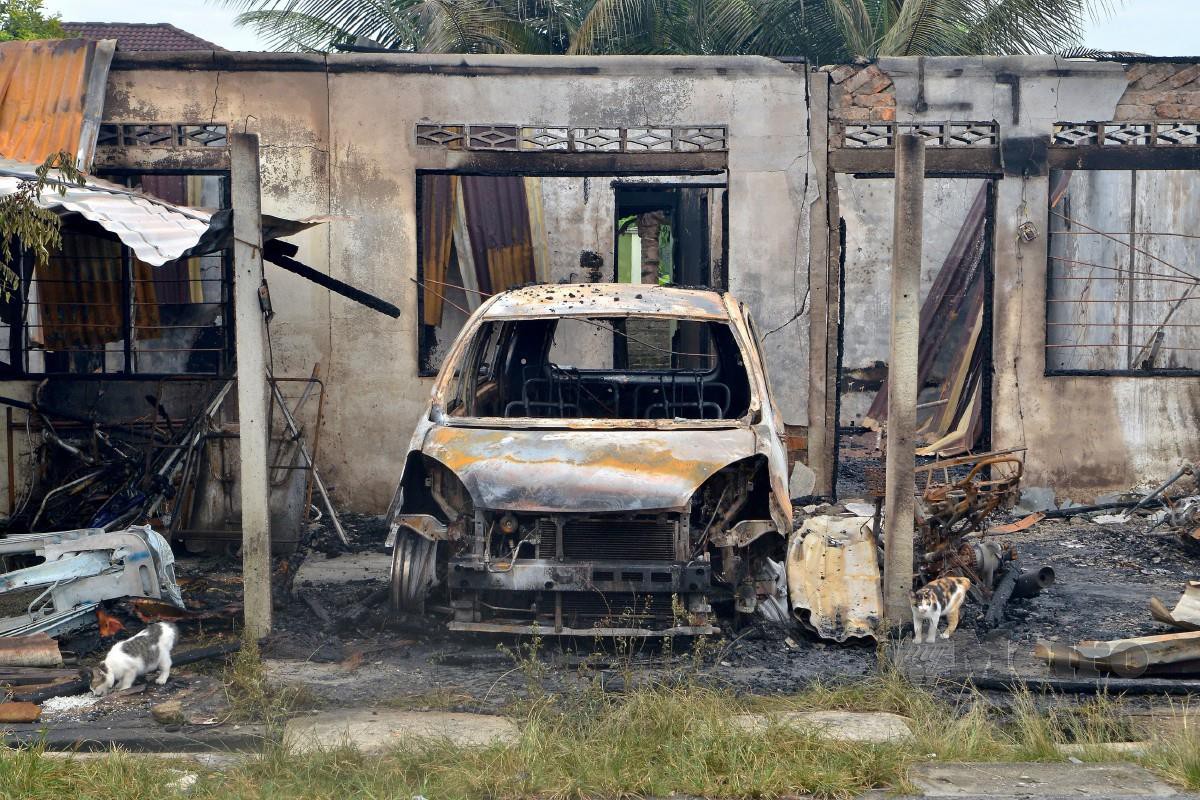 KEADAAN kereta dan rumah yang musnah dalam kebakaran di Kampung Delek Kanan. FOTO Faiz Anuar