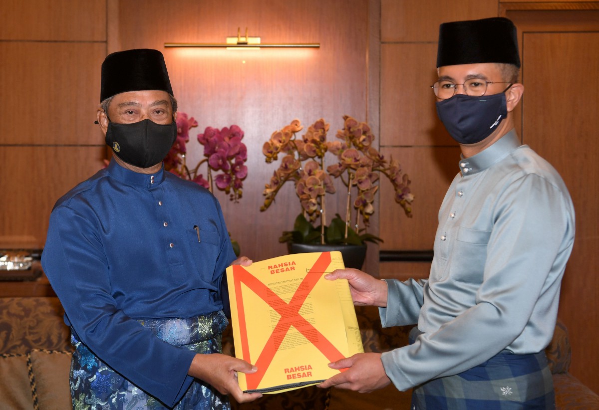 MENTERI Kewangan Tengku Datuk Seri Zafrul Abdul Aziz menyerahkan teks Belanjawan 2021 kepada Muhyiddin sebelum membentangkannya hari ini. FOTO Bernama.