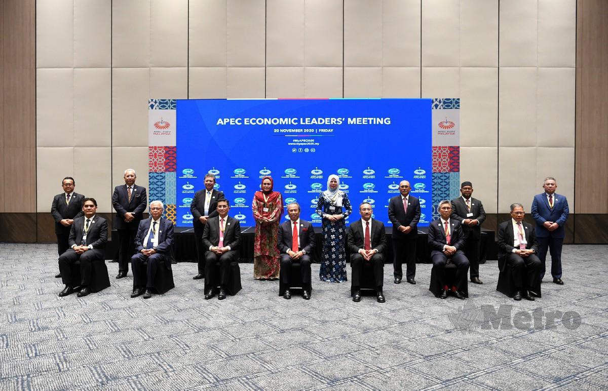 MUHYIDDIN (duduk, tengah) ketika sesi bergambar Mesyuarat Pemimpin Ekonomi (AELM) Kerjasama Ekonomi Asia Pasifik (APEC) yang diadakan secara maya, semalam. Turut sama Menteri Kanan, Menteri Perdagangan Antarabangsa dan Industri Datuk Seri Mohamed Azmin Ali (duduk tiga, kiri) dan Menteri Luar Negeri Datuk Seri Hishammuddin Tun Hussein (duduk tiga, kanan). FOTO BERNAMA