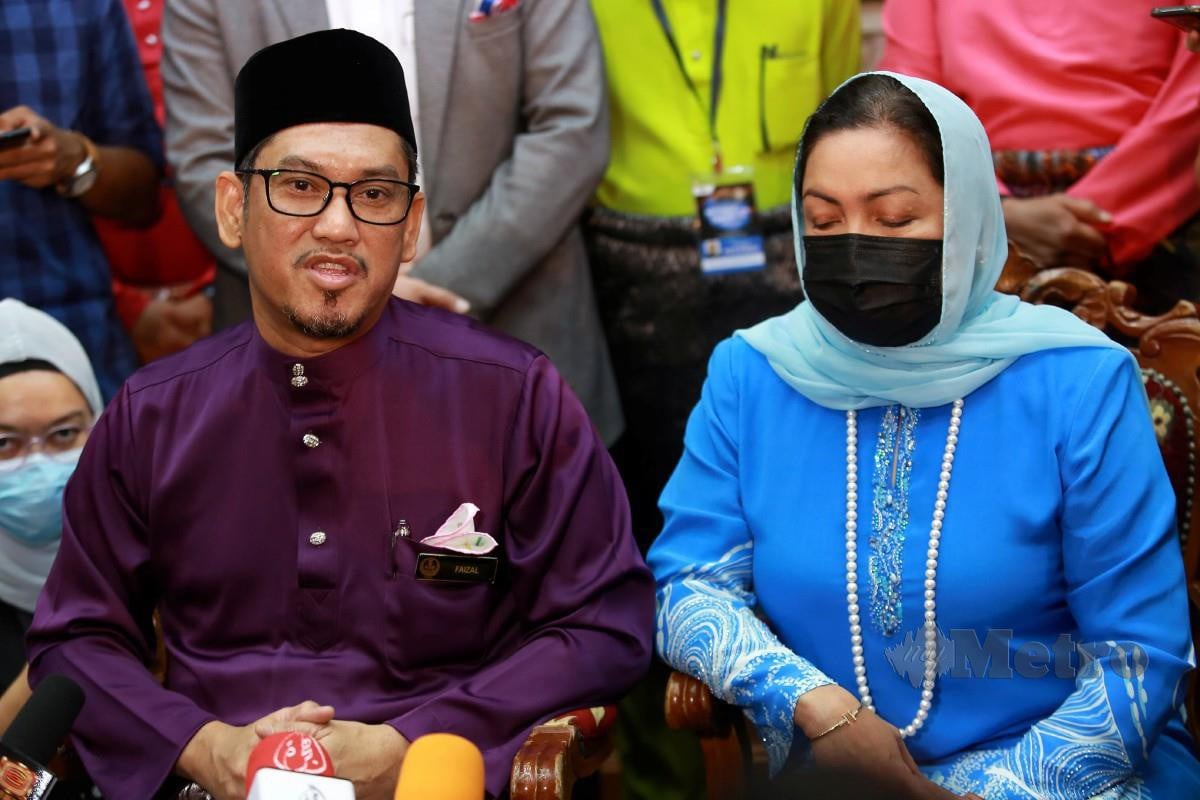 AHMAD Faizal bersama isteri, Datin Seri Dr Nomee Ashikin Mohammed Radzi pada sidang media di Bangunan Perak Darul Ridzuan. FOTO Sharul Hafiz Zam