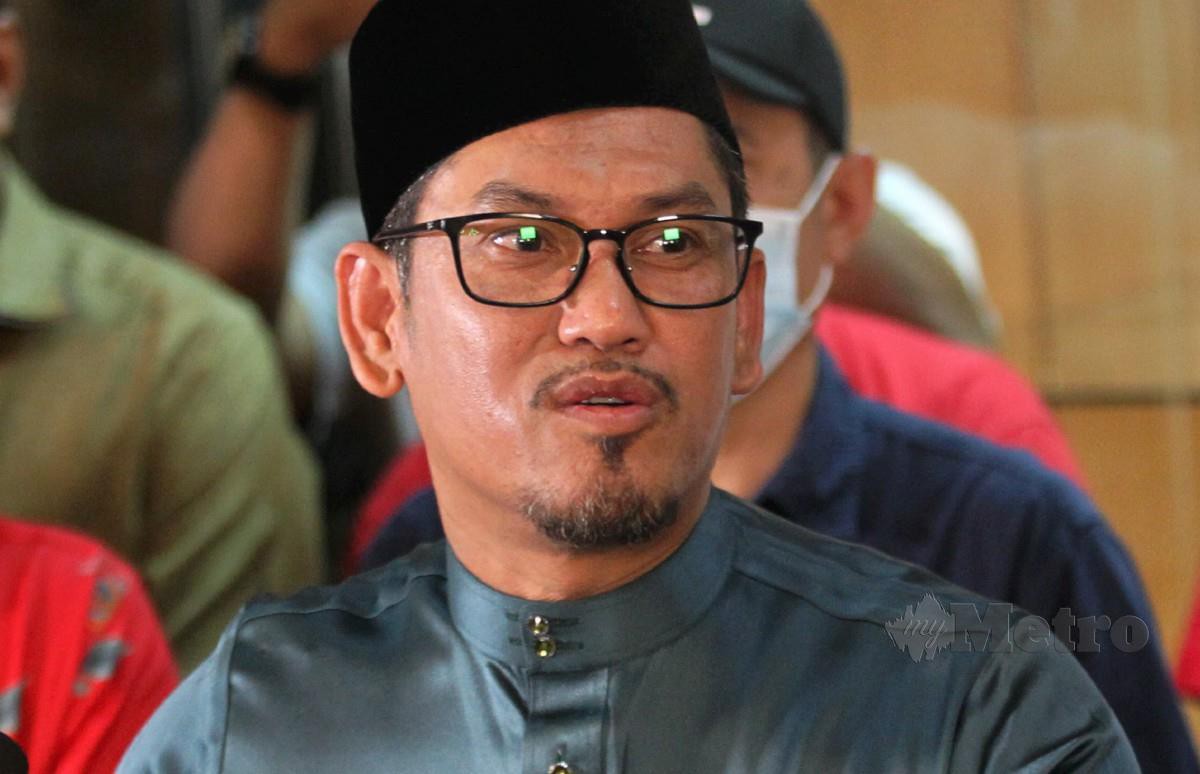 AHMAD Faizal ketika sidang media peletakan jawatan sebagai Menteri Besar Perak di Kediaman Rasmi Menteri Besar Perak, semalam. FOTO Sharul Hafiz Zam 