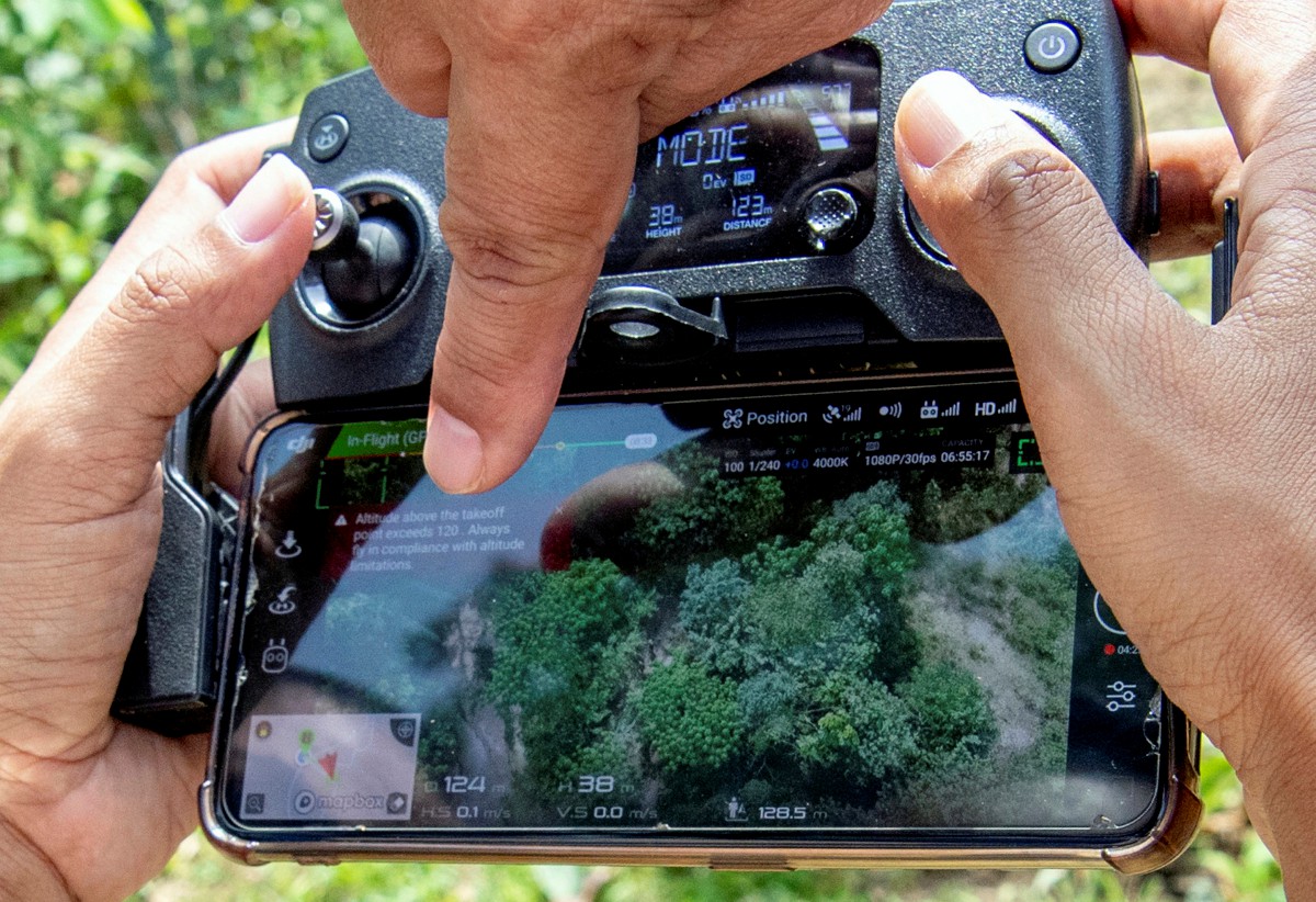 PEMANDANGAN dari udara yang diambil menggunakan dron bagi memantau aktiviti pencerobohan hutan di HSK Chabang Tongkat. FOTO BERNAMA
