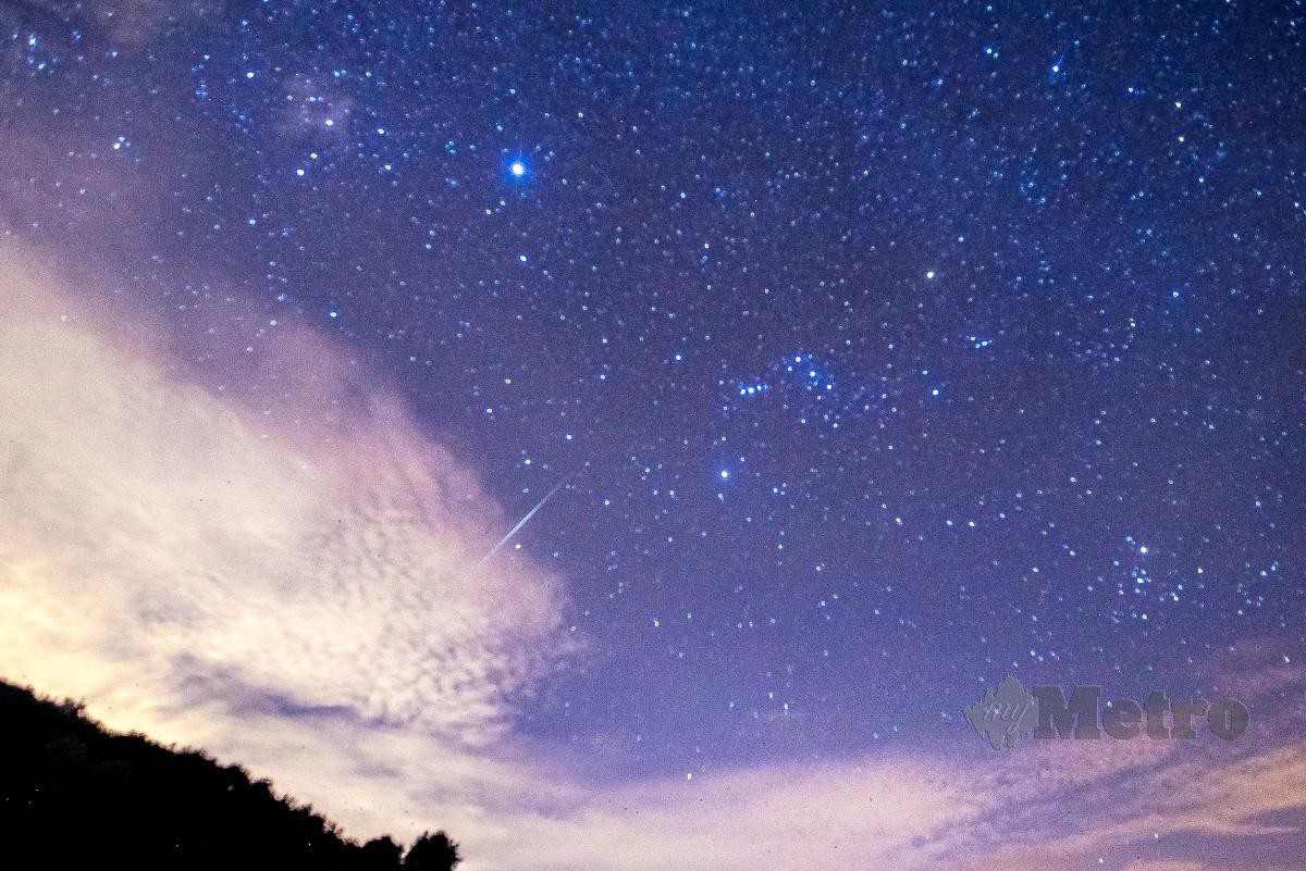 KELIHATAN meteor Geminid melintasi ruang udara  Empangan Selangor, Kuala Kubu Baharu. FOTO Osman Adnan
