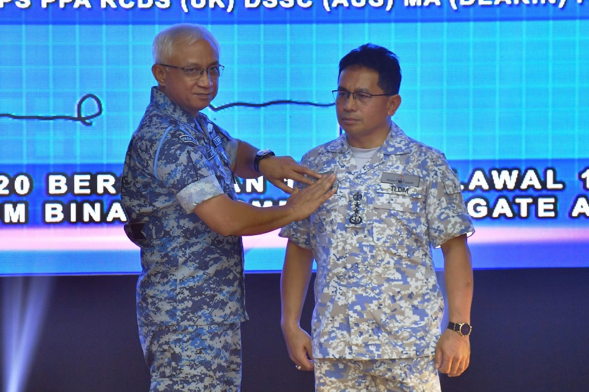 AFFENDI (kiri) memakaikan lencana Ketua Pengarah BSEP kepada Shamsuddin pada Majlis Pelancaran BSEP. FOTO Bernama