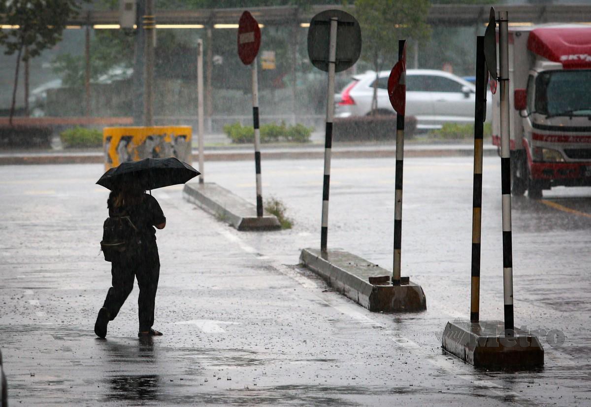 HUJAN di Kuala Lumpur, semalam. MetMalaysia mengeluarkan Amaran Cuaca Waspada di beberapa negeri. FOTO Aswadi Alias