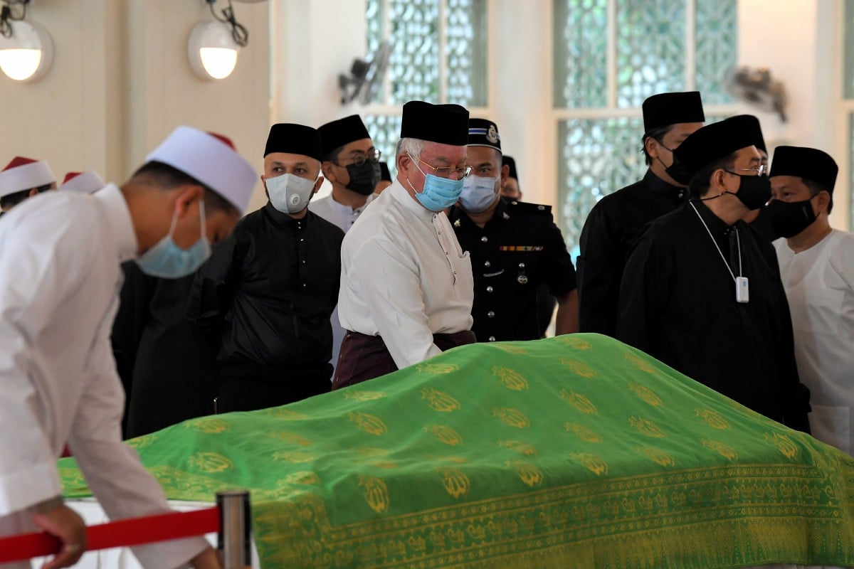 BEKAS Perdana Menteri Datuk Seri Najib Razak berada di sisi jenazah bondanya Allahyarhamah Tun Rahah Mohamed Noah untuk disembahyangkan di Masjid Ar-Rahah, Kerinchi sebelum dikebumikan di Makam Pahlawan Masjid Negara. FOTO Bernama