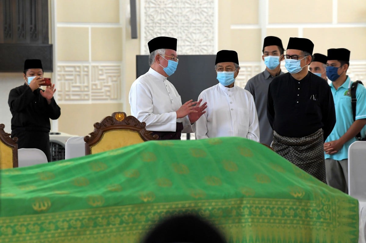 DR Mahathir Mohamad diiringi bekas Perdana Datuk Seri Najib Tun Razak ketika hadir menziarah jenazah bonda Najib, Allahyarhamah Tun Rahah. FOTO Bernama